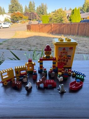 Lego DUPLO 2386 retired set with oversized bucket and extra blocks